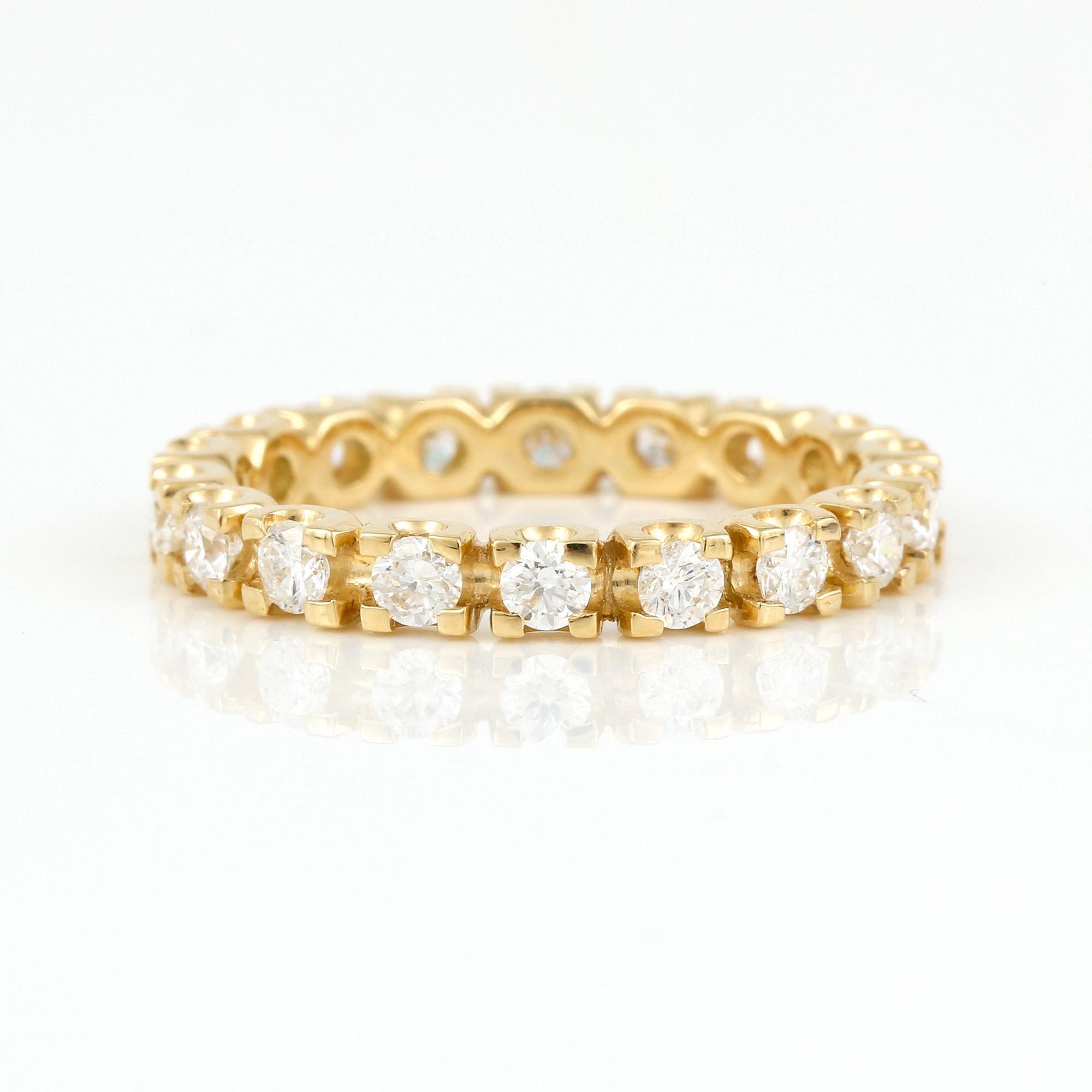 RING, 18K guld med briljantslipade diamanter, tot ca 1,05 ct. Vikt 3,15 gram.