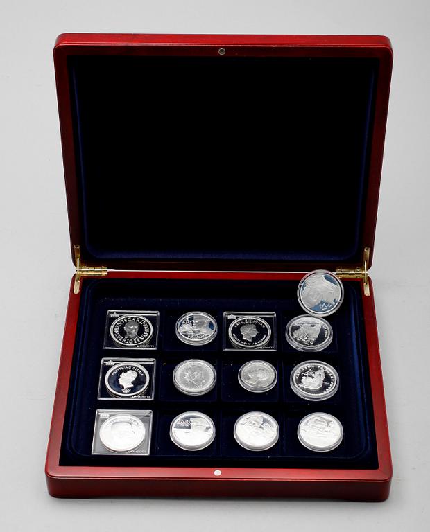 SAMLING MYNT OCH PLAKETTER, 13 st, silver. Total vikt ca 260g.