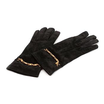 535. CELINE, a pair of ladies suede gloves.