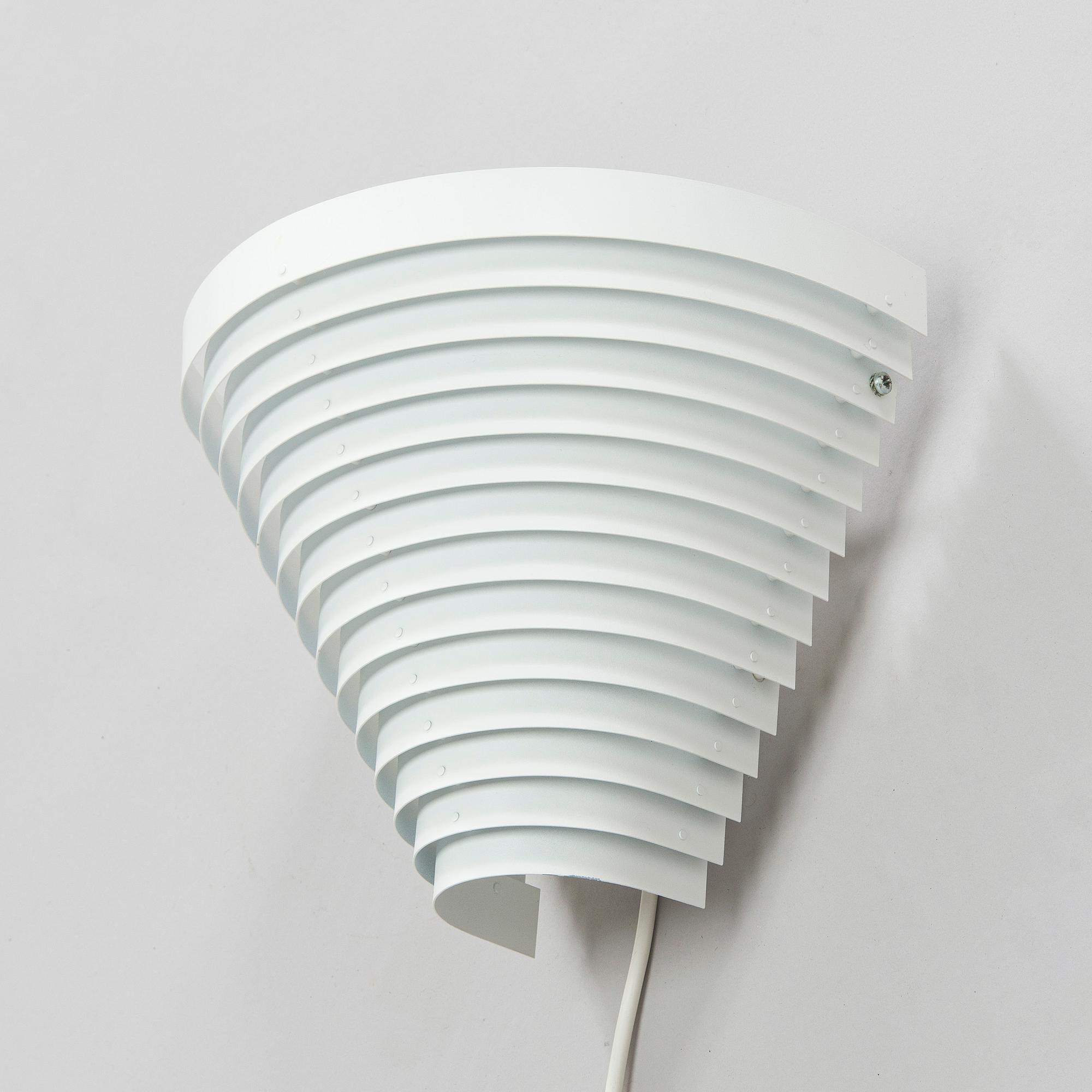 Alvar Aalto, Vägglampa modell A 910, Artek.
