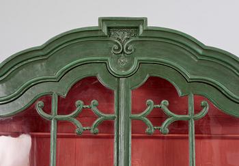 VITRINSKÅP, rokoko, troligen Holland, omkring 1700-talets mitt.