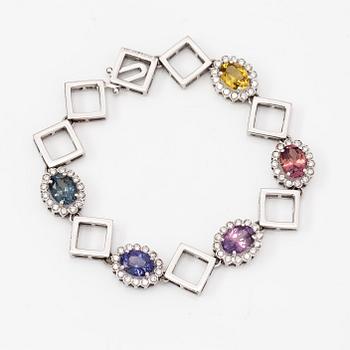 An 18K white gold bracelet with sapphires and diamonds ca. 1.00 ct in total. Italy.