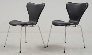 STOLAR, ett par, "Sjuan", Arne Jacobsen, Fritz Hansen, formgiven 1955.
