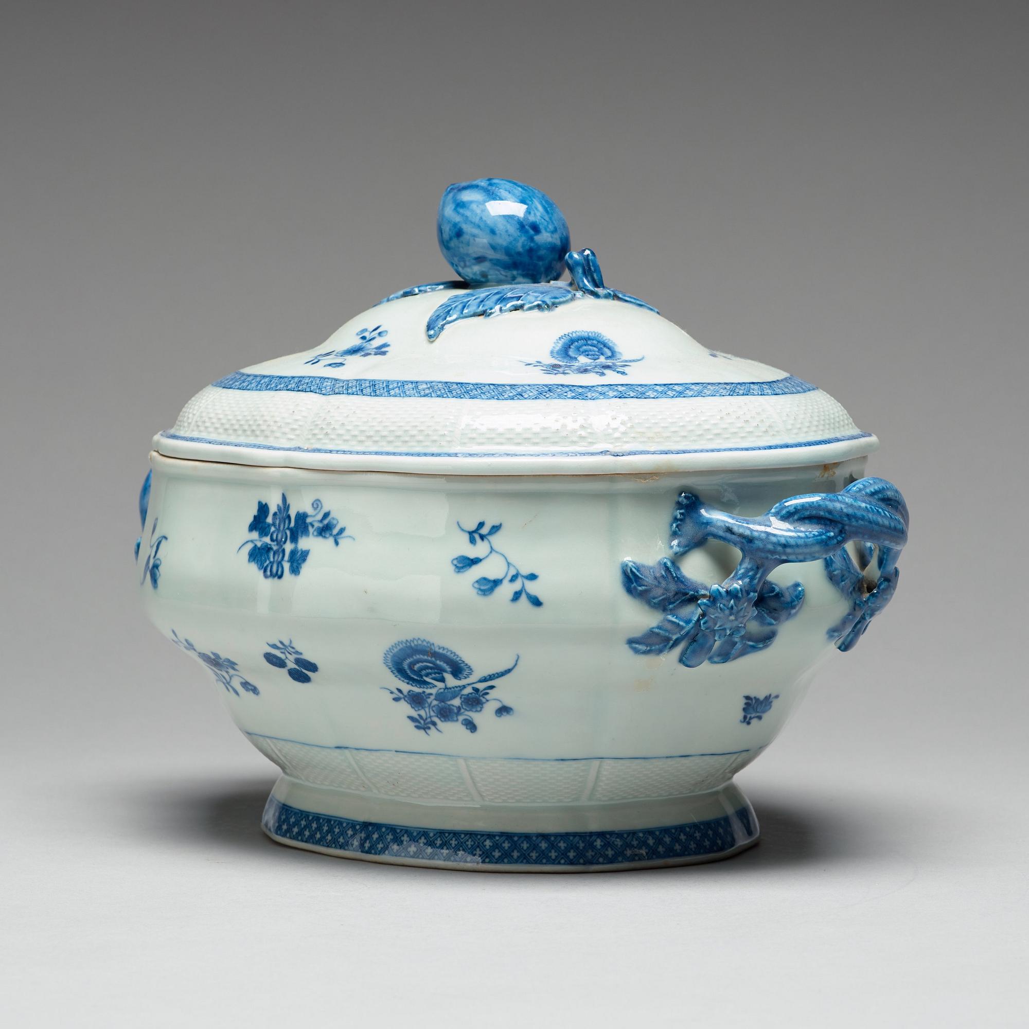 A blue and white tureen with cover, Qing dynasty, Qianlong (1736-95).