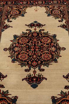 A rug, antique West Persian, possibly Feraghan/Malajir, ca 197,5 x 129,5-131 cm.