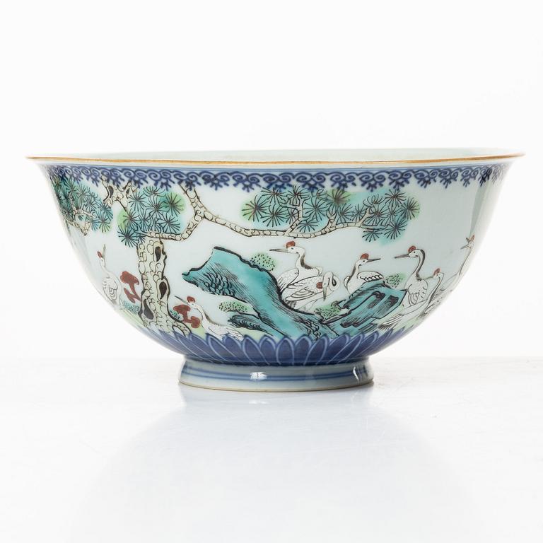 An enamelled 'cranes' bowl, Qing dynasty, with Qianlong seal mark.