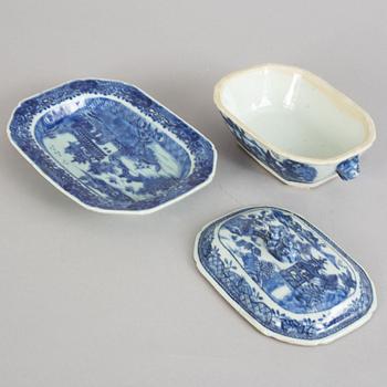 A blue and white butter tureen with cover and stand, Qing dynasty, Qianlong (1736-95).
