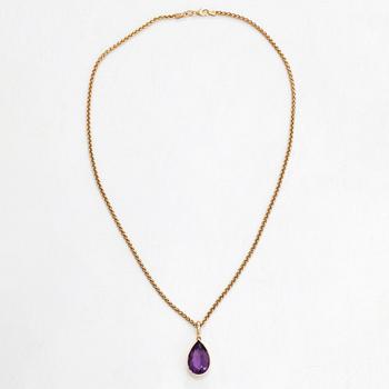 An 18K gold pendant with a dropshaped amethyst with a 14K gold chain. Finnish hallmarks.