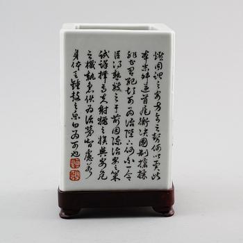 PENSELMUGG, porslin, Qingdynastin, med Qianlongs märke, 1800-tal.