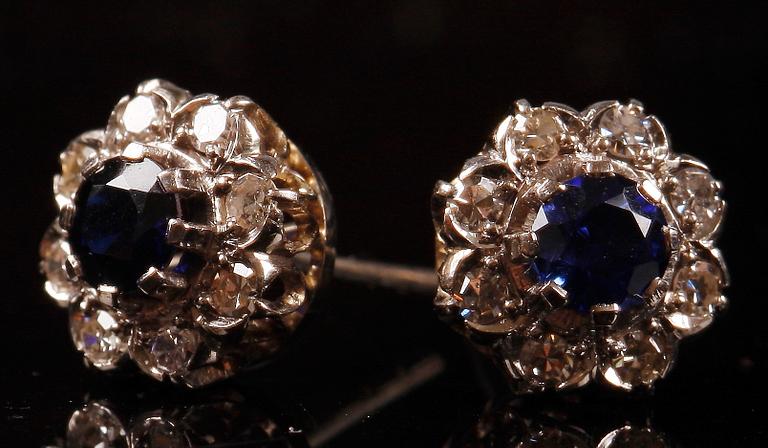 ÖRHÄNGEN, 18k vitguld med blås safir och åttkantslipade diamanter, tot. ca 0.20 ct.