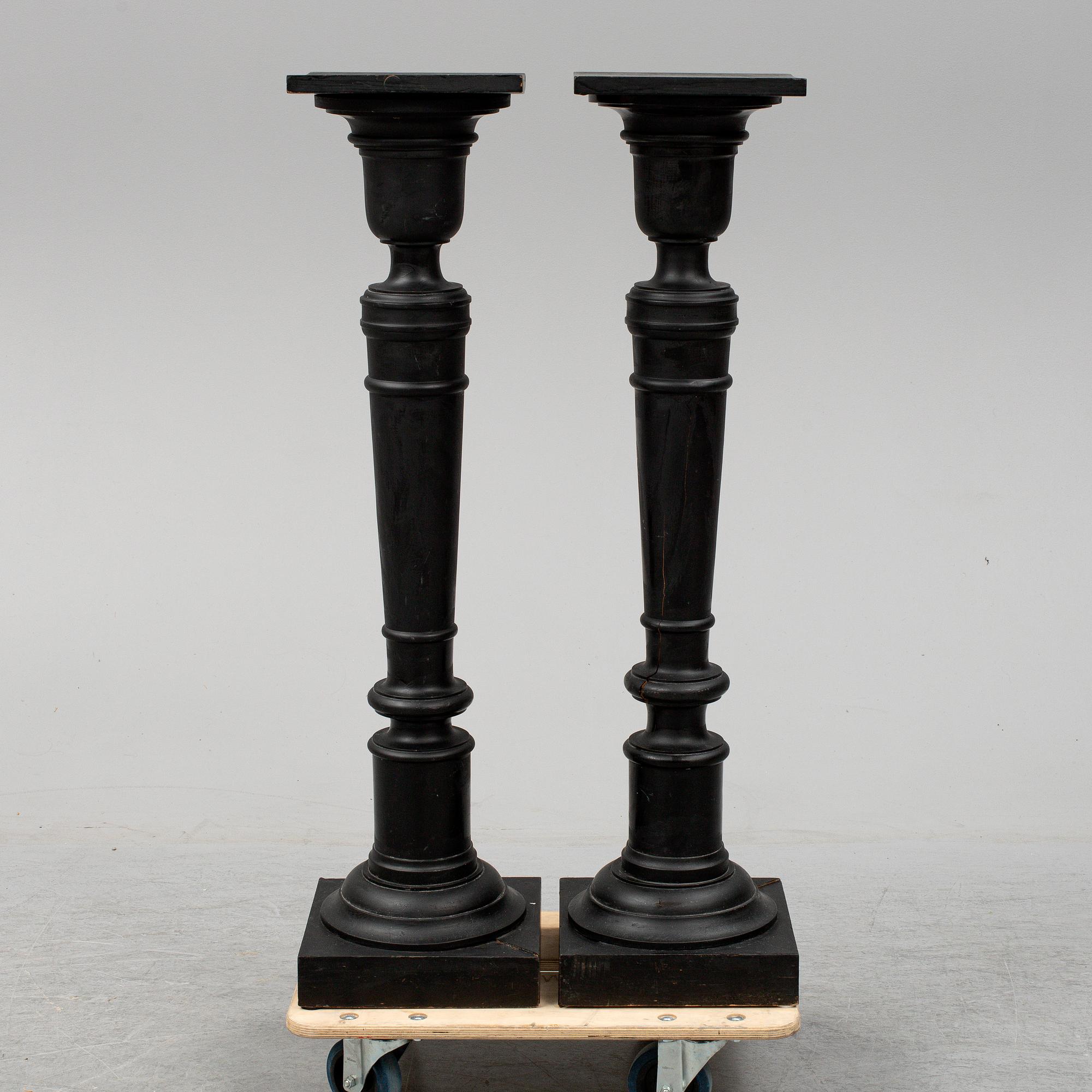 PIEDESTALER, ett par, sent 1800-tal.