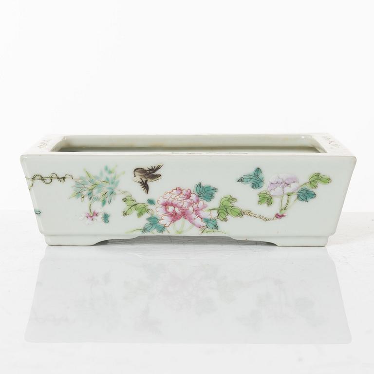 A Chinese famille rose porcelain flower pot and two cups, 20th century.