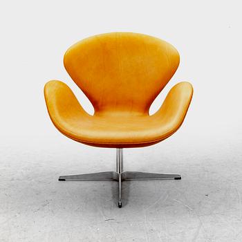 Arne Jacobsen a "Svanen" (Swan) leather swivel chair for Fritz Hansen dated 2002.