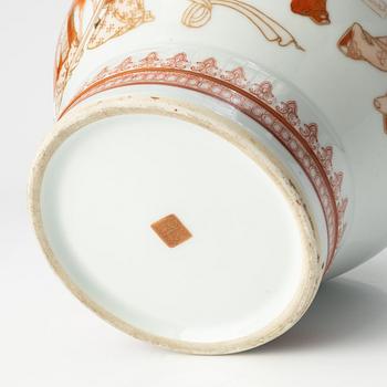 A porcelain vase, mid/second half of the 20th century.