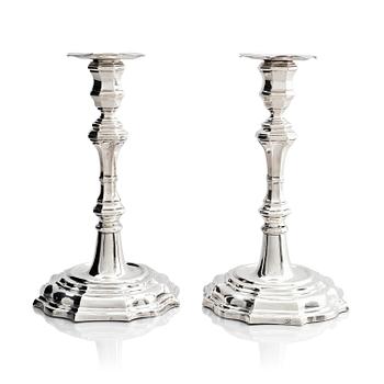 253. Jonas Thomasson Ronander, ljusstakar, ett par, silver, Stockholm 1754. Senbarock.