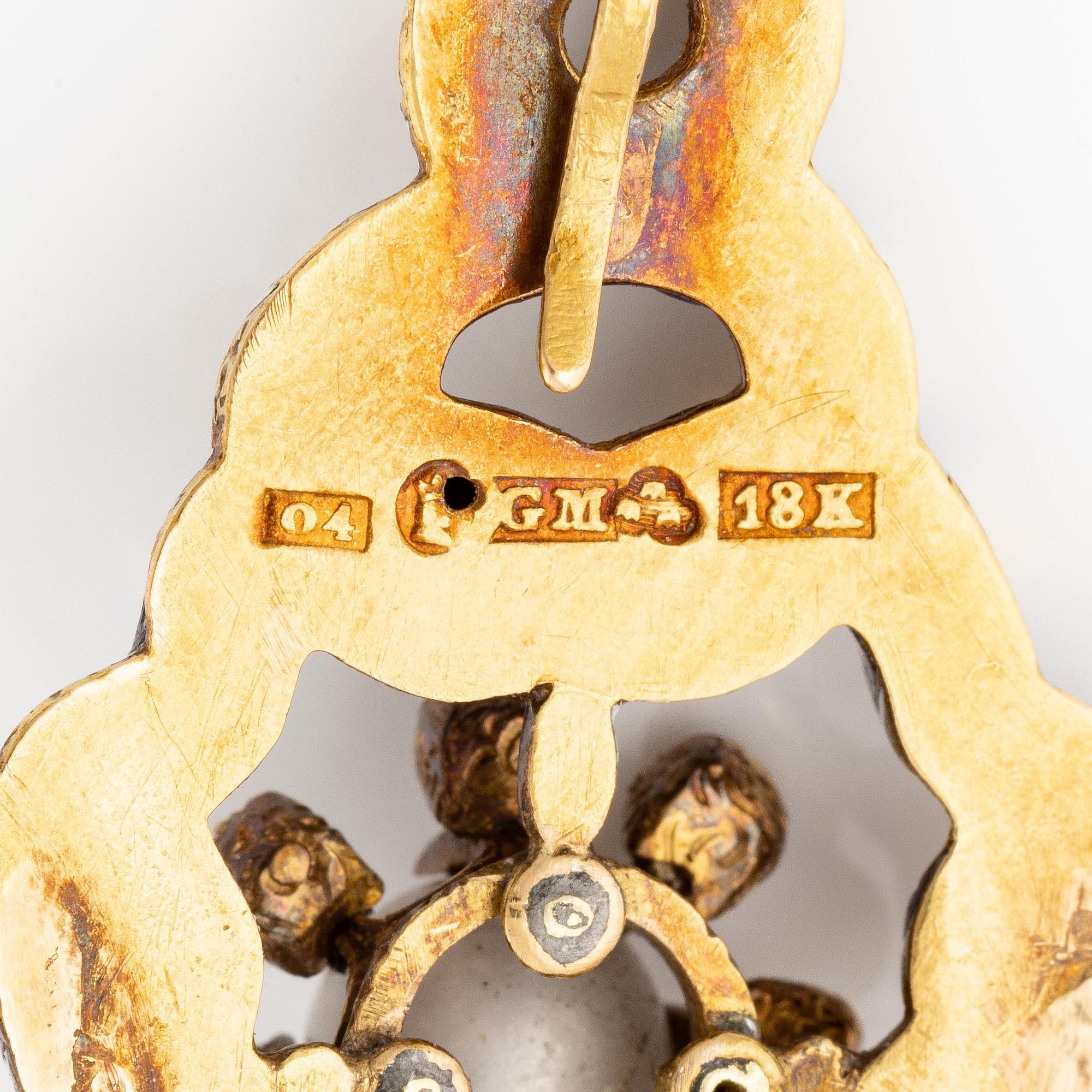 Två stycken hängen 18K guld och emalj med pärlor och gammalslipade diamanter.