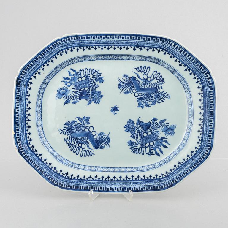A pair of blue and white serving dishes, China, Qing dynasty, end of the 18th century.