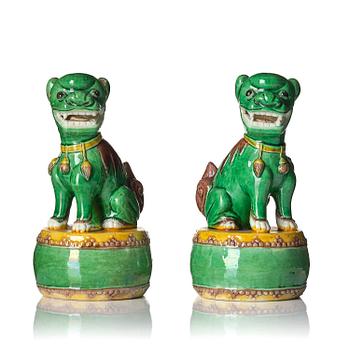 1158. A pair of joss stick holders in the shape of buddhist lions. Qing dynasty, 19th century.