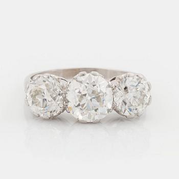 Ring platina med tre gammalslipade diamanter.