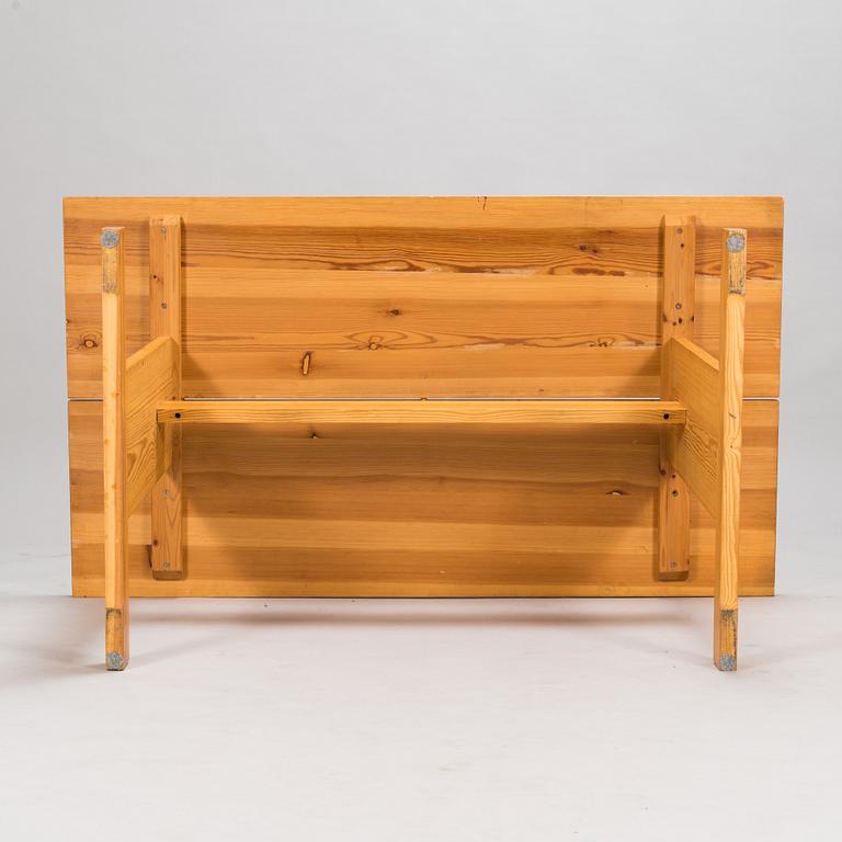 Ilmari Tapiovaara, pöytä kahdella penkillä, Laukaan puu.