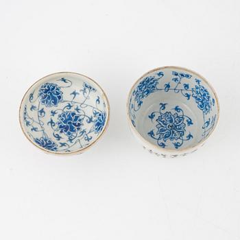 A Chinese jar with cover, two small saucers and a plate, porcelain.