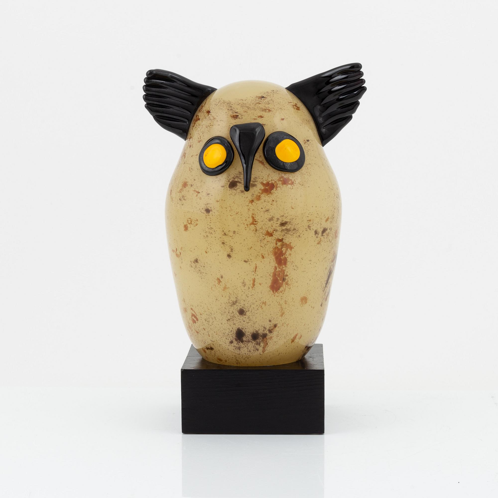 Sigurd Persson, a glass sculpture of an owl, Transjö, Sweden, signed and dated 1994.