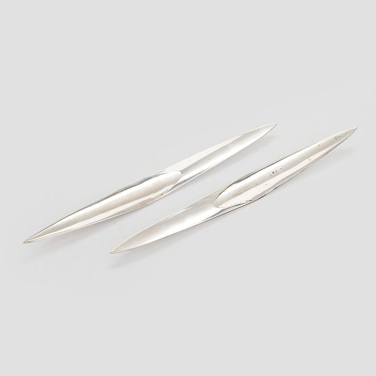 Tapio Wirkkala, Two paper knives, silver. Kultakeskus, Hämeenlinna 1988 and 2005.