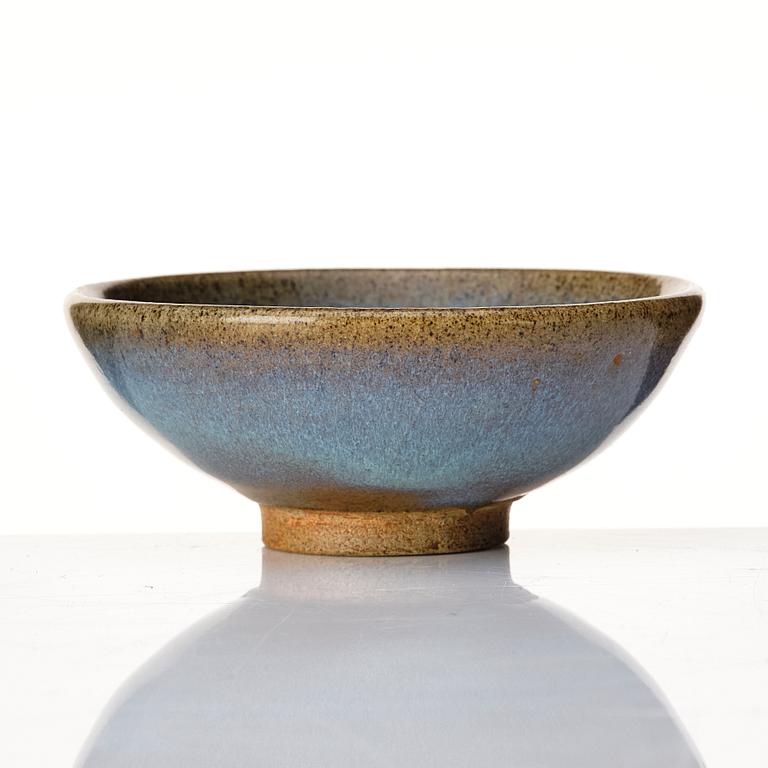 A Jun glazed bowl, Ming dynasty (1368-1644).