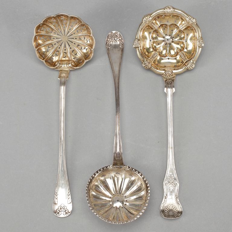 SOCKERSTRÖARE, 3 st, silver, otydliga stämplar, 1800-tal. Vikt ca 135 gram.