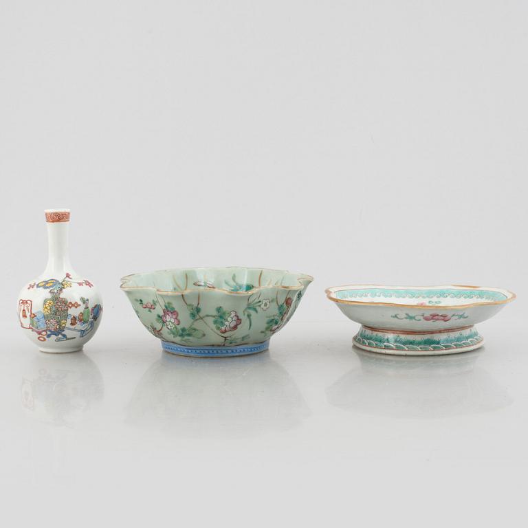 Five Chinese porcelain pieces, late Qing dynasty and 20th century.