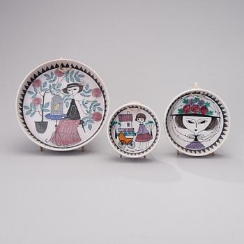 LAILA ZINK, A SETT OF THRE WALL PLATES. Signed LZ. Kupittaan Savi, Made in Finland. 1960s.