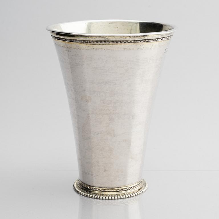 Lars Bäckman d ä, bägare, delvis förgyllt silver, Örebro (verksam 1712-1748 (1752)). Senbarock.