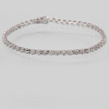 ARMBAND, 18K vitguld med 51 briljantslipade diamanter ca 0.94 ct. Vikt 4,7 gram.
