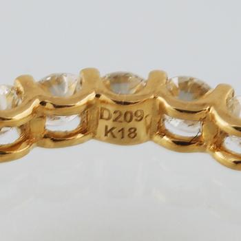 RING, 18K guld med 23 briljantslipade diamanter, 2.09 ct. Vikt 2,1 gram.
