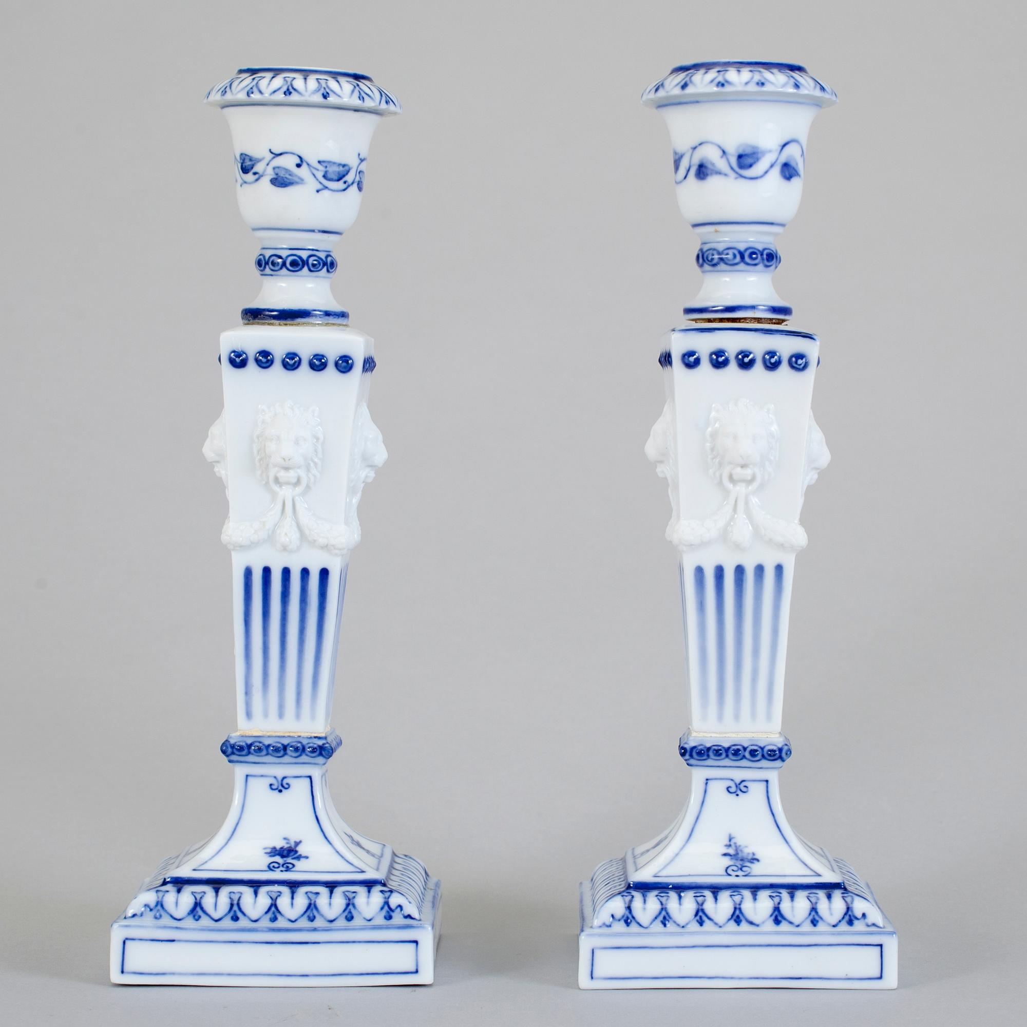 LJUSSTAKAR, ett par, "Musselmalet", Royal Copenhagen, 1800-tal.