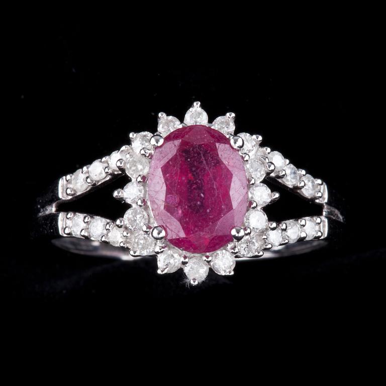 RING, 9k vitguld, med små briljantslipade diamanter samtfasettslipad rubin. Vikt ca 2 g.