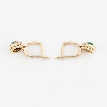 Earrings with emeralds and brilliant-cut diamonds.