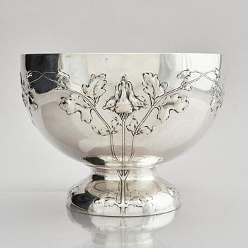 Sven Carlman, a large bowl on foot/wine cooler, silver, company CF Carlman, Stockholm 1904.