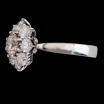 RING, 18 k vitguld, briljantslipade diamanter tot ca 2.88 ct. Vikt ca 5,5 g.