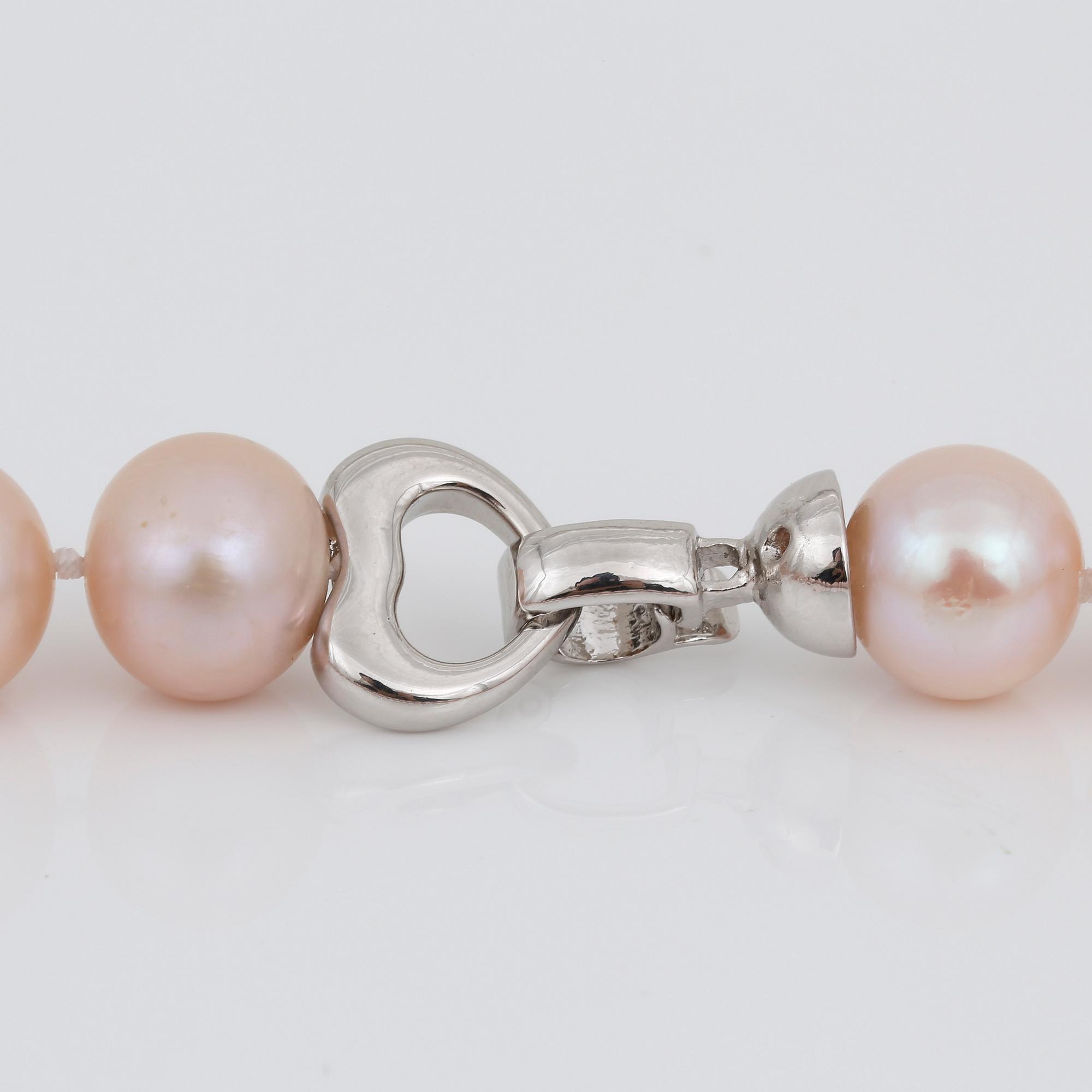PÄRLCOLLIER, med hjärtformat försilvrat lås och odlade rosa pärlor.