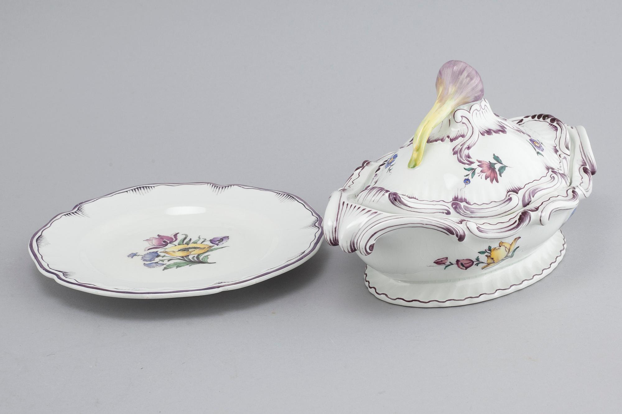 90 pieces of earthenware tableware from Rörstrand, model "Rörstrandia", 1930-56.