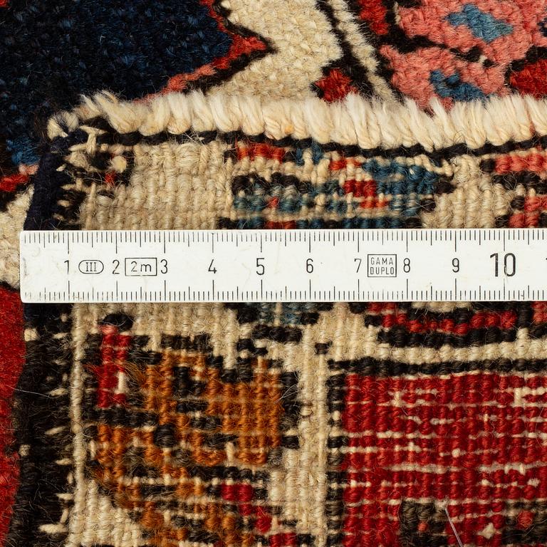 Matta, antik Heris Serapi, nordvästra Iran, ca 400-405 x 337 cm.