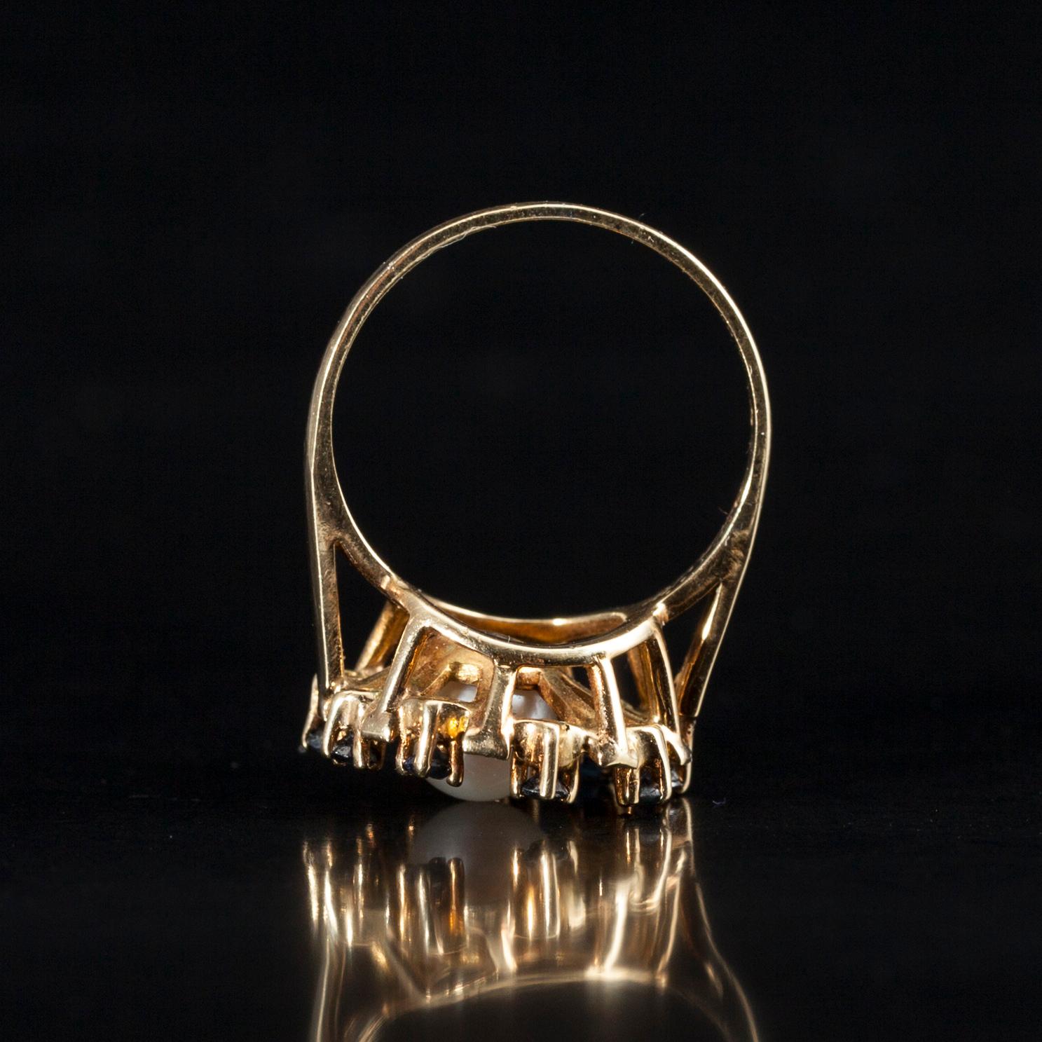 RING, 14K guld, 9 små safirer, en pärla i mitten. Finska importstämplar. Vikt 4,1 g.