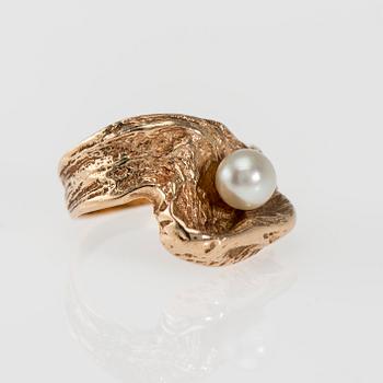 RING, 14K guld, pärla. Kultakeskus 1972. Vikt ca 7,0 g.