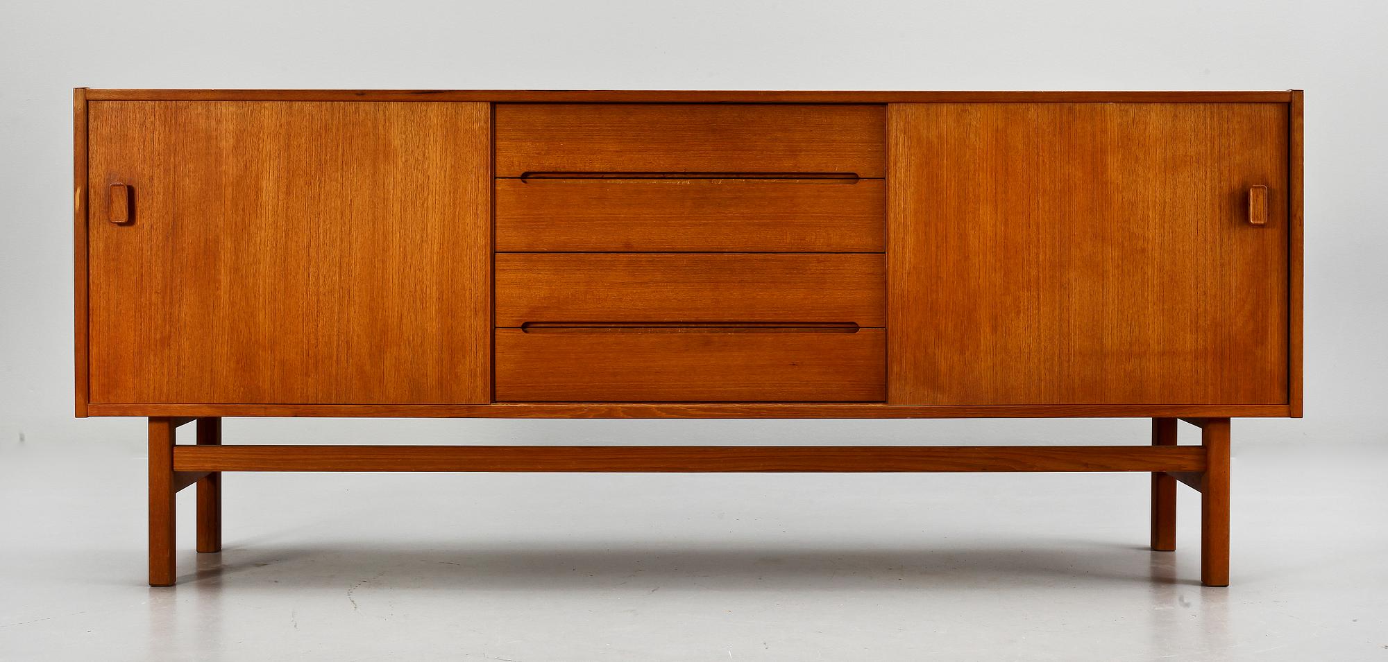 SIDEBOARD, "Arild", Nils Jonsson för Troeds, Bjärnum, 1900-talets tredje kvartal.