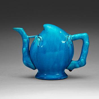 243. A turkoise glazed cadogan tea pot, Qing dynasty (1644-1912).