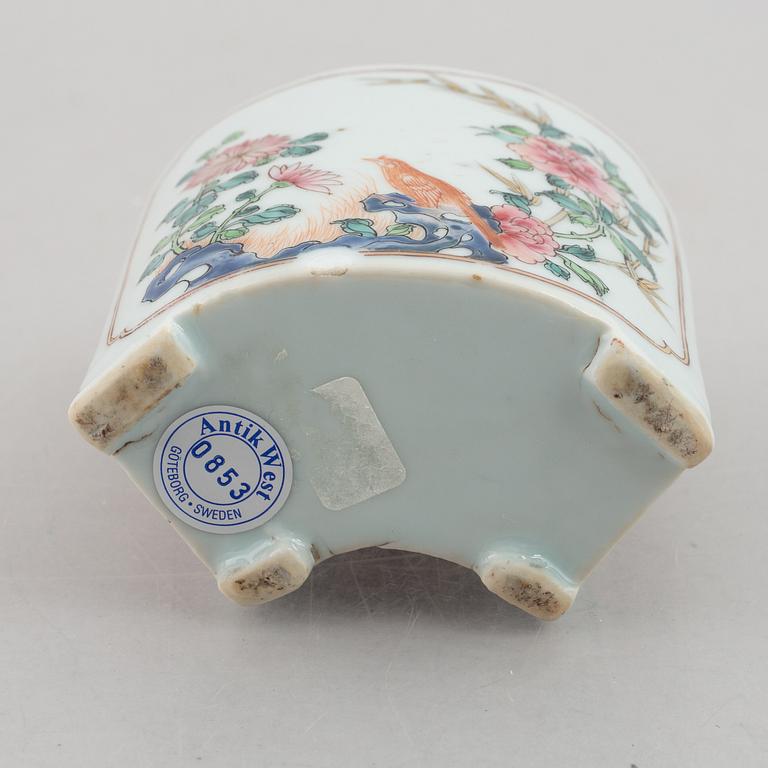 Two Chinese tea caddies with covers, Qing dynasty, early 18th century.