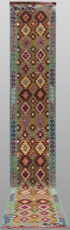 A Kelim runner, c. 489 x 78 cm.