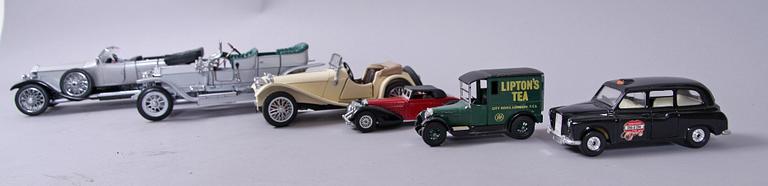 MODELLBILAR, 12+3, Franklin Mint mm, 2 vägghyllor samt dokumentation medföljer.