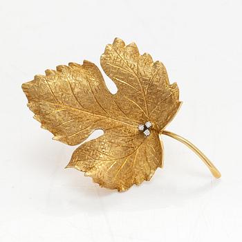 An 18K gold leaf brooch with diamonds ca. 0.03 ct in total.